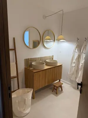 Salle de bains dans l'établissement Jolie Villa avec bain balnéothérapie