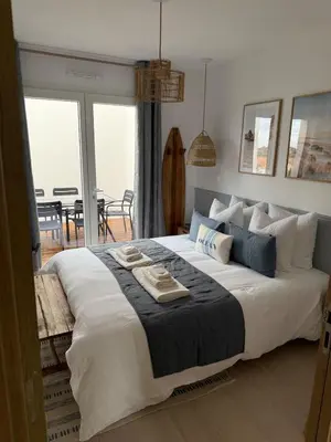 Un ou plusieurs lits dans un hébergement de l'établissement Jolie Villa avec bain balnéothérapie