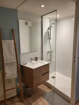 Salle de bains dans l'établissement Les Glycines, T2 near downtown