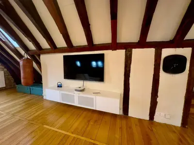 Télévision ou salle de divertissement dans l'établissement Les Arches