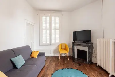 Télévision ou salle de divertissement dans l'établissement Karijini Apartment 1 bedroom - City Center - Poitiers
