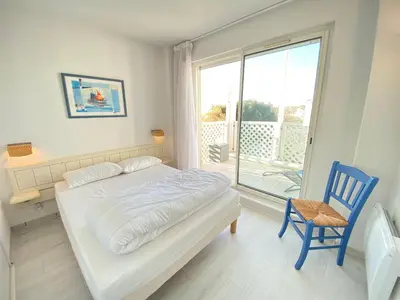 Un ou plusieurs lits dans un hébergement de l'établissement Appartement avec vue mer, piscine et WiFi - FR-1-709-82