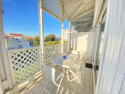 Balcon ou terrasse dans l'établissement Appartement avec vue mer, piscine et WiFi - FR-1-709-82