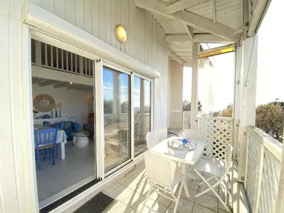Balcon ou terrasse dans l'établissement Appartement avec vue mer, piscine et WiFi - FR-1-709-82