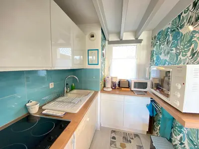 Cuisine ou kitchenette dans l'établissement Appartement avec vue mer, piscine et WiFi - FR-1-709-82