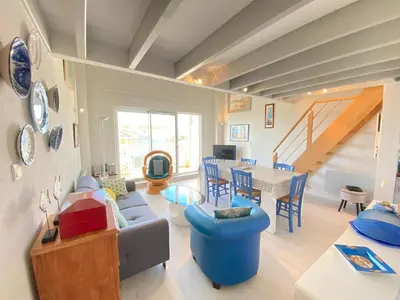 Coin salon dans l'établissement Appartement avec vue mer, piscine et WiFi - FR-1-709-82