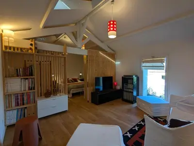 Télévision ou salle de divertissement dans l'établissement Gîte charmant avec terrasse privative, animaux admis - FR-1-653-275