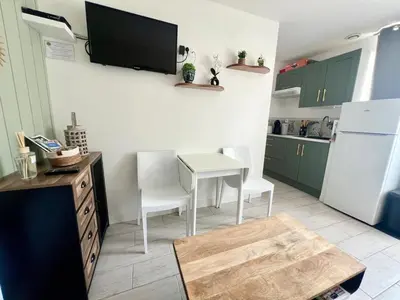 Cuisine ou kitchenette dans l'établissement Cabane au Bord du Lac - Les Jardins de Vandré - Parc Jeux Tennis Spa Nature - IDEAL FAMILLE