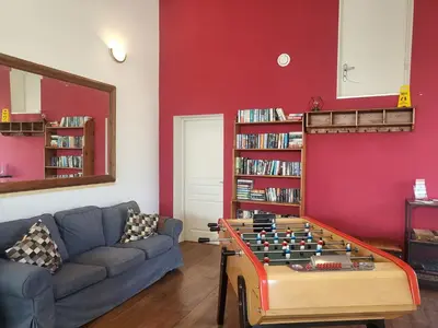 Bibliothèque dans la maison d'hôtes