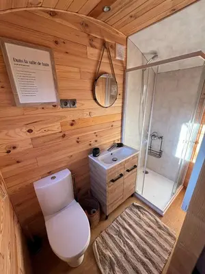 Salle de bains dans l'établissement La Roulotte du Maine SAINTES