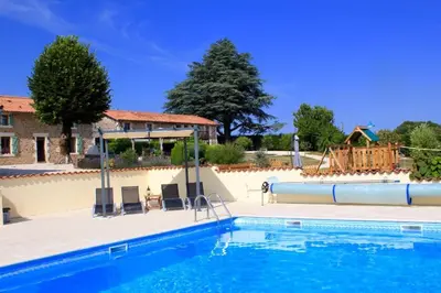 Piscine de l'établissement Gites at Le Tilleul - Le Pommier ou située à proximité