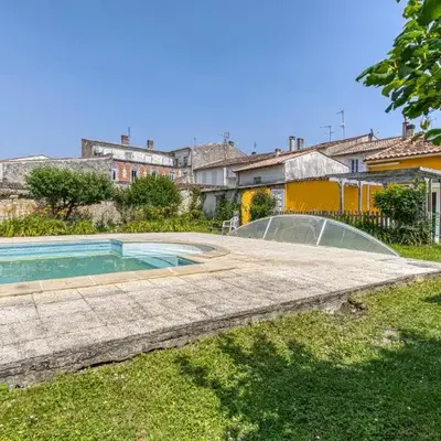 Gorgeous Home In Saint-Jean-D'angély