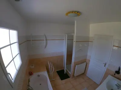 Salle de bains dans l'établissement Maison avec grand jardin