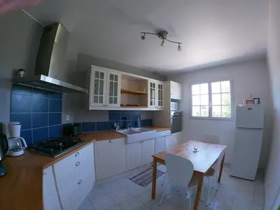 Cuisine ou kitchenette dans l'établissement Maison avec grand jardin