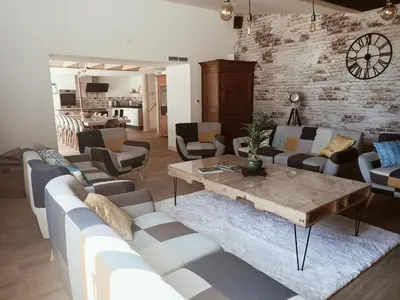 Coin salon dans l'établissement Le Hangar de Papi