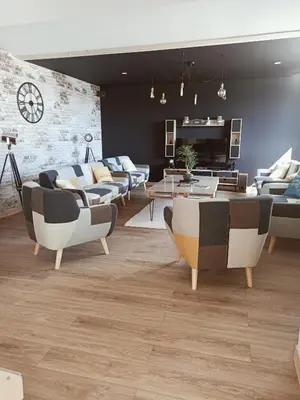 Coin salon dans l'établissement Le Hangar de Papi