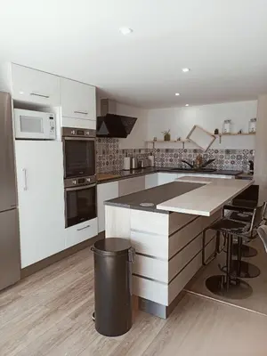Cuisine ou kitchenette dans l'établissement Le Hangar de Papi