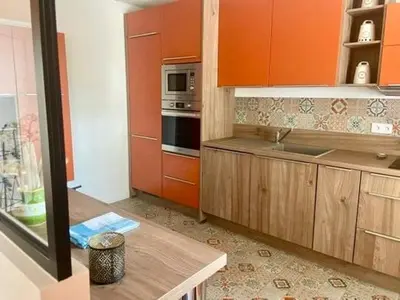 Cuisine ou kitchenette dans l'établissement L 'Églantine, Gîte 6 personnes