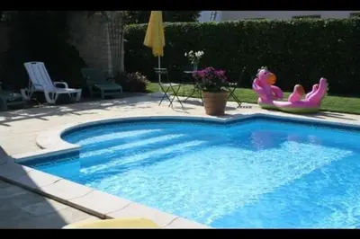 Piscine de l'établissement L 'Églantine, Gîte 6 personnes ou située à proximité