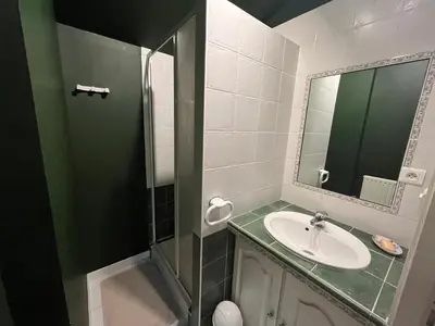 Salle de bains dans l'établissement Glycine, 6 person cottage