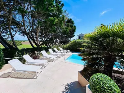 Piscine de l'établissement Maison de Famille - Piscine chauffée et vue sur l'Océan Atlantique ou située à proximité