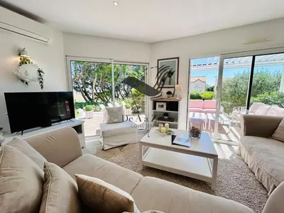 Coin salon dans l'établissement Maison de Famille - Piscine chauffée et vue sur l'Océan Atlantique