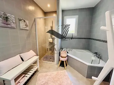 Salle de bains dans l'établissement Maison de Famille - Piscine chauffée et vue sur l'Océan Atlantique