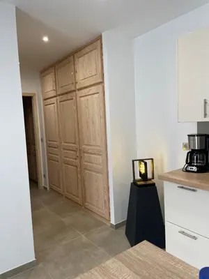 Cuisine ou kitchenette dans l'établissement Studio meuble neuf