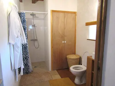 Salle de bains dans l'établissement Hermitage, Gites Villeblanche