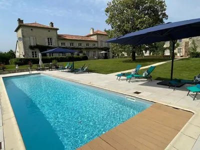 Piscine de l'établissement Lowry, Gites Villeblanche ou située à proximité