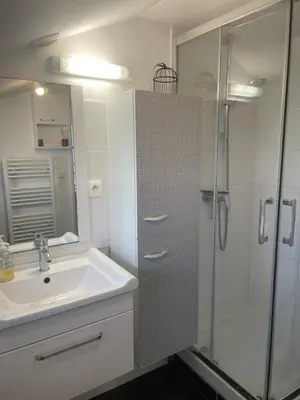 Salle de bains dans l'établissement Escapade poitevine - Maison climatisée avec 3 Ch - 4 min Futuroscope et Aquascope