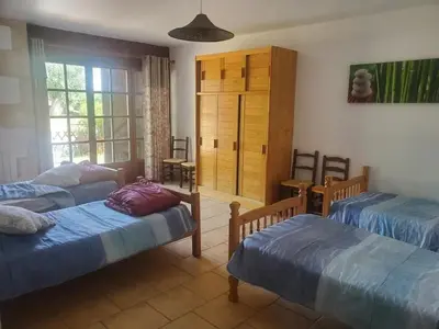 Un ou plusieurs lits dans un hébergement de l'établissement Maison spacieuse près du centre équestre