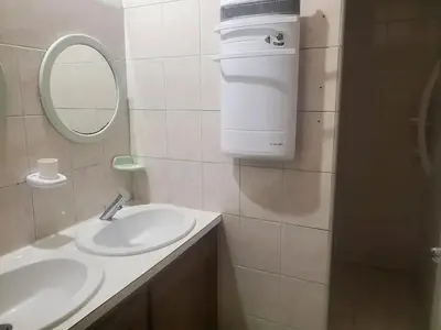 Salle de bains dans l'établissement Maison spacieuse près du centre équestre