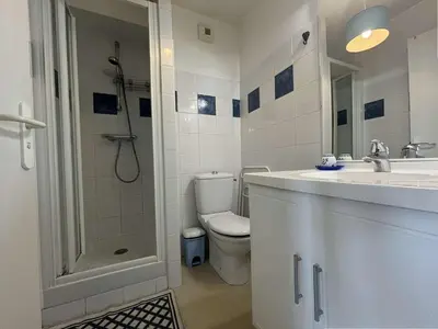 Salle de bains dans l'établissement Studio LA ROCHELLE - LR060-A06