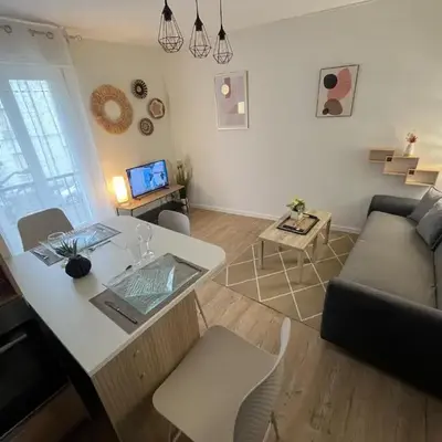 Appartement moderne Wifi Fibre et Parking privé gratuit avec balcon et ascenseur
