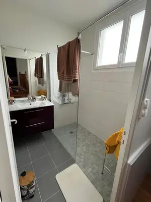 Salle de bains dans l'établissement appartement entier quartier calme