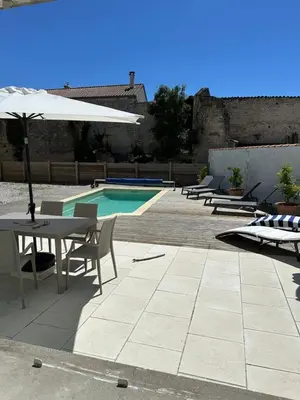 Piscine de l'établissement Stunning Maison du Maitre near Cognac private pool ou située à proximité
