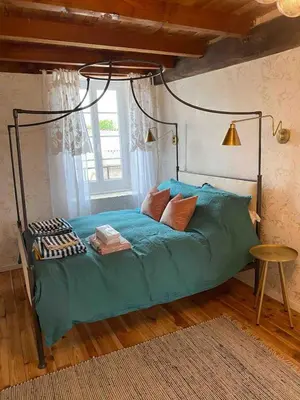 Un ou plusieurs lits dans un hébergement de l'établissement Stunning Maison du Maitre near Cognac private pool