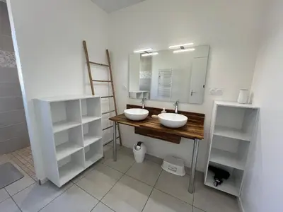 Salle de bains dans l'établissement Gîte neuf, à 12mn du Futuroscope, 9 personnes-Le Coquelicot