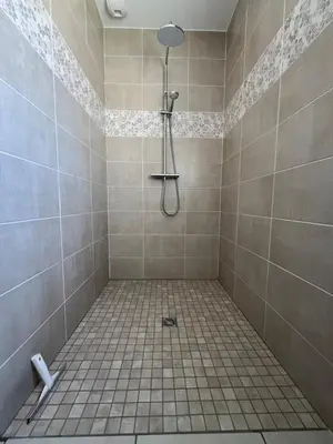 Salle de bains dans l'établissement Gîte neuf, à 12mn du Futuroscope, 9 personnes-Le Coquelicot