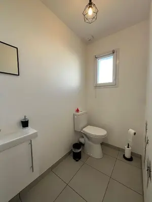 Salle de bains dans l'établissement Gîte neuf,12mn du Futuroscope, 9 personnes -Le Tournesol