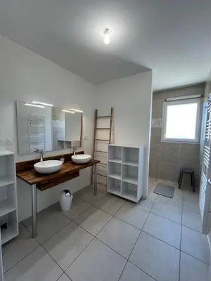 Salle de bains dans l'établissement Gîte neuf,12mn du Futuroscope, 9 personnes -Le Tournesol