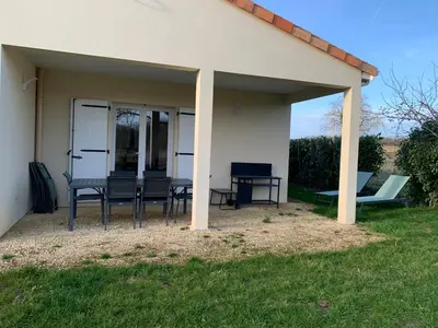 Jardin de l'établissement Gîte neuf,12mn du Futuroscope, 9 personnes -Le Tournesol