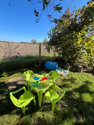 Jardin de l'établissement Gîte neuf,12mn du Futuroscope, 9 personnes -Le Tournesol