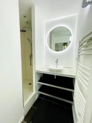 Salle de bains dans l'établissement Le Saint-Louis l Coeur de Ville
