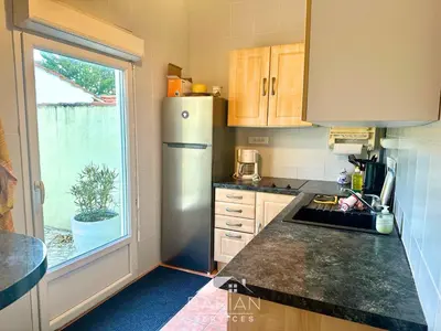 Cuisine ou kitchenette dans l'établissement Bord de mer 60 m - Charmante Maison 5 personnes