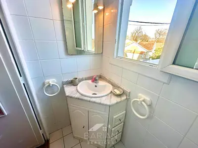Salle de bains dans l'établissement Bord de mer 60 m - Charmante Maison 5 personnes