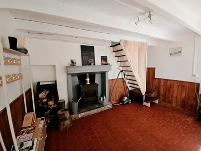Télévision ou salle de divertissement dans l'établissement Maison T2 Meublé à la campagne