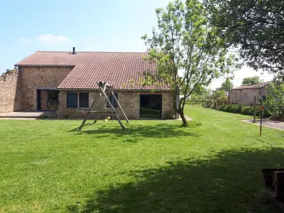 Aire de jeux pour enfants de l'établissement Grange rénovée