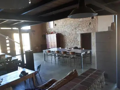 Coin salon dans l'établissement Grange rénovée